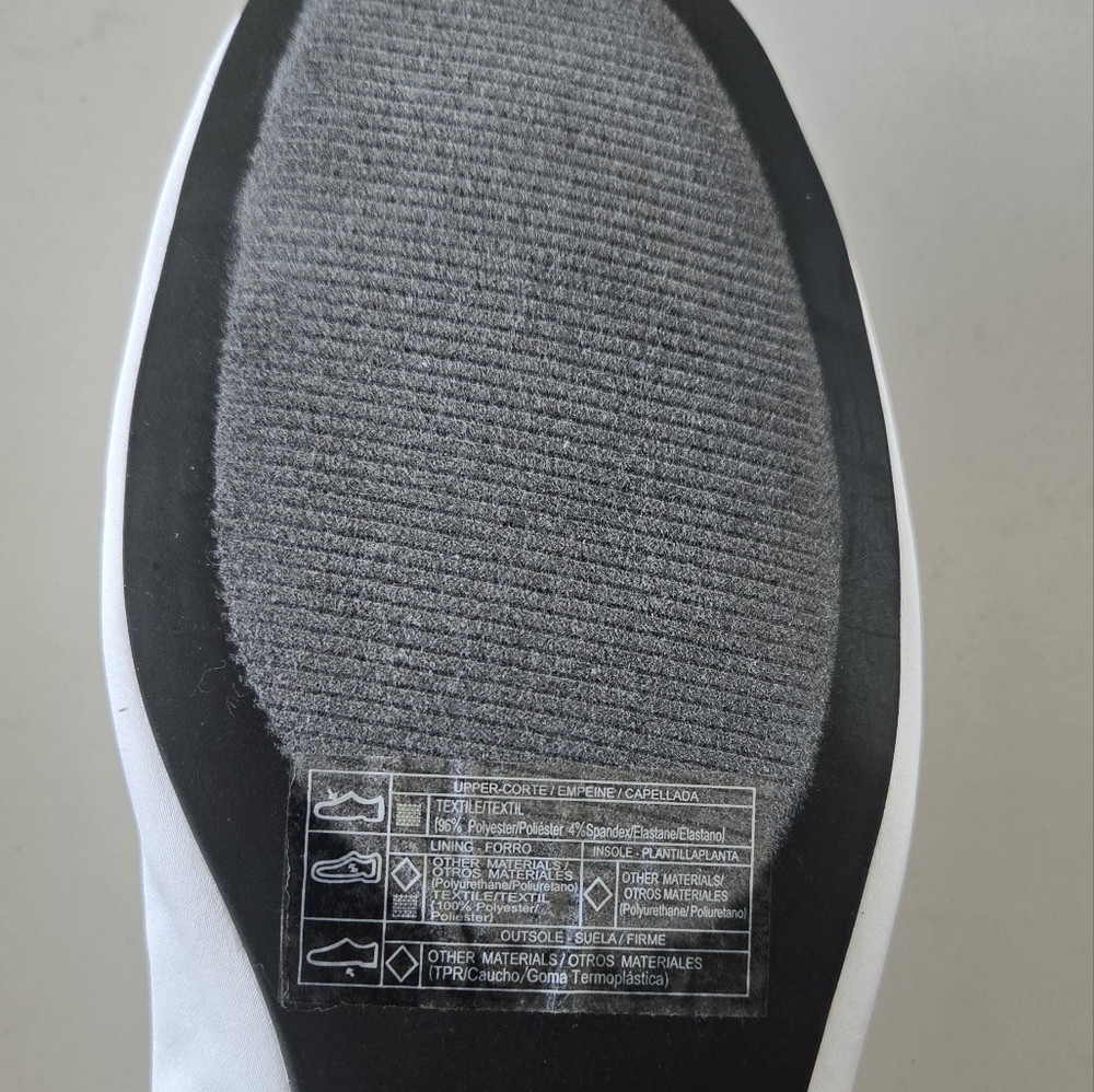 Hello Kitty Ballerina White Flats with Bow Detail - Picture 11 of 15